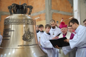 arcybiskup marek jędraszewski poświęca dzwon